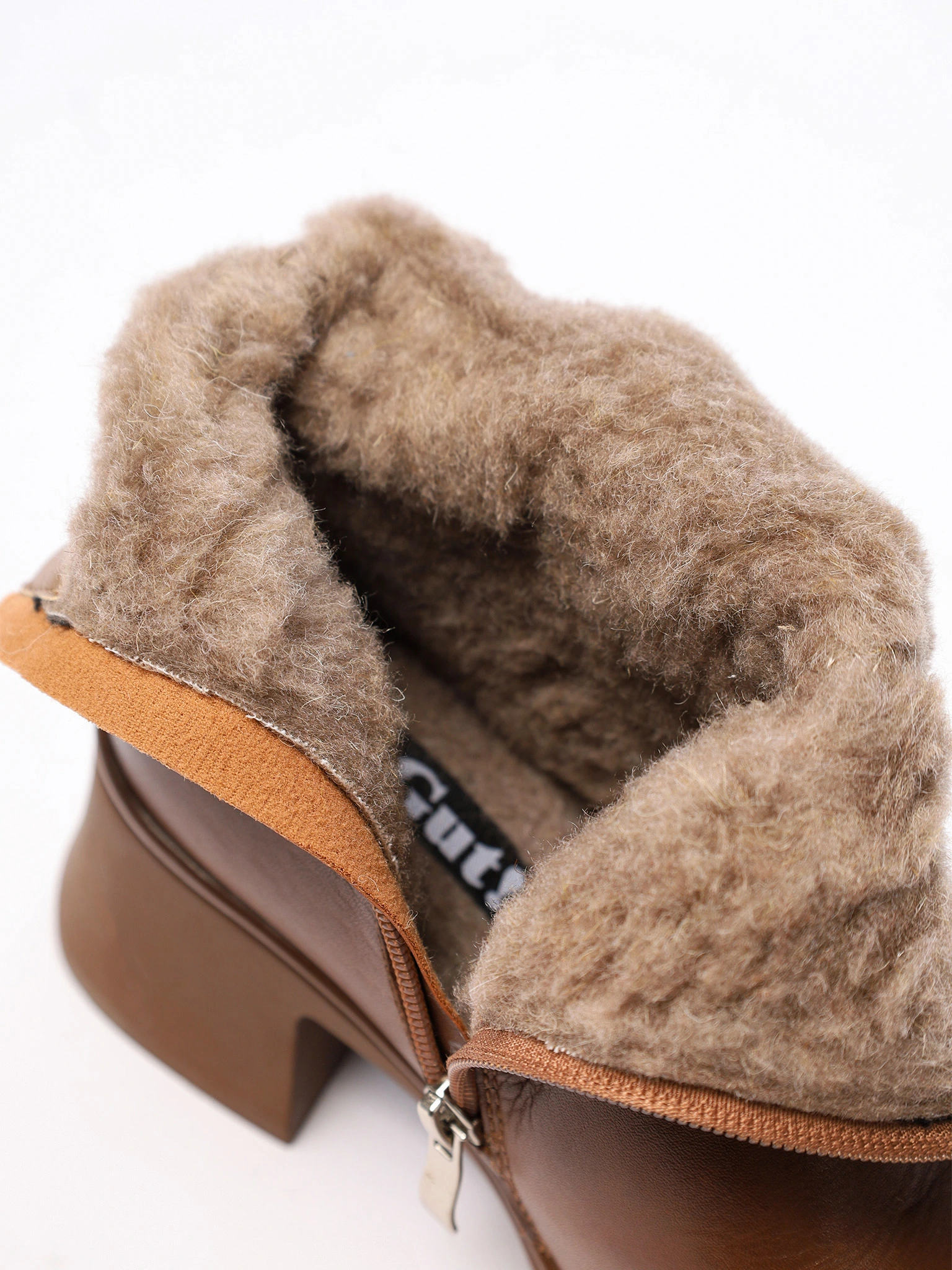 Ботинки рыжего цвета на высоком широком каблуке